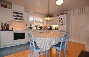 Køleskab, mikrobølgeovn, kogeplade, opvaskemaskine