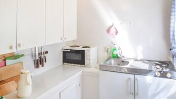 Een koelkast, een kookplaat, een koffiezetapparaat/waterkoker