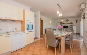 Fridge, stovetop, dishwasher, coffee/tea maker - Lovely apartment in Zagvozd (Zagvozd)