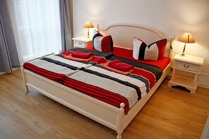 2 bedrooms, travel cot, WiFi, bed sheets