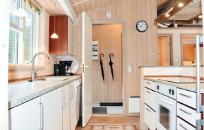 Fridge, stovetop, dishwasher, coffee/tea maker - Gorgeous home in Væggerløse with WiFi (Væggerløse)