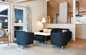 TV, fireplace - Gorgeous home in Væggerløse with WiFi (Væggerløse)