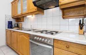 ثلاجة، موقد طهي مسطح، غسالة أطباق، ماكينة لصنع القهوة/الشاي