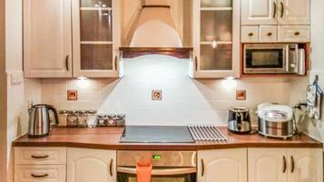 Geladeira, cooktop, lava-louças, cafeteira/chaleira