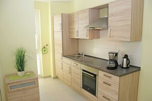 Køleskab, ovn, opvaskemaskine, kaffe-/temaskine