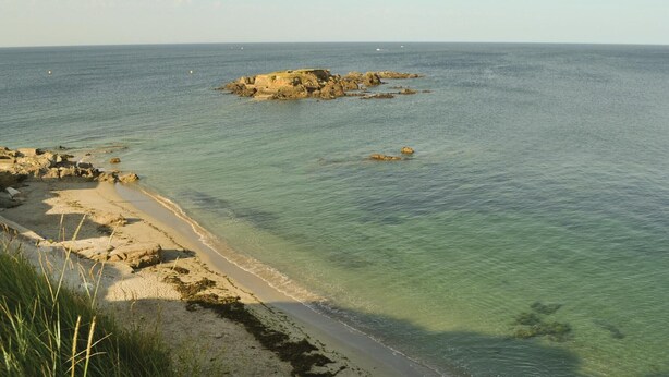 A coastal beach with clear waters and rocky outcrops. - Beautiful home in Moelan sur Mer (Moelan sur Mer)