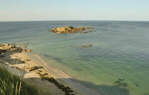A coastal beach with clear waters and rocky outcrops. - Beautiful home in Moelan sur Mer (Moelan sur Mer)
