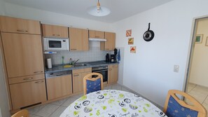 Kjøleskap, mikrobølgeovn, ovn og oppvaskmaskin