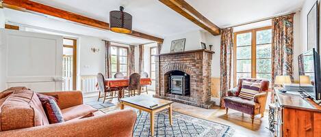 Télévision, cheminée, lecteur de DVD