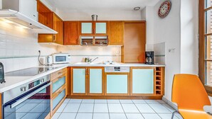 Coffee/tea maker, fridge, microwave, stovetop