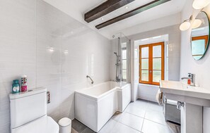 Combined shower/tub