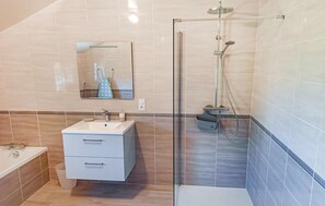 Bathtub - 3 bedroom beautiful home in Ruffiac (Ruffiac)