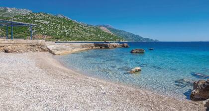 2 bedroom gorgeous home in Karlobag