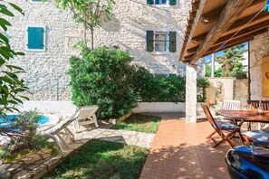 Outdoor dining - Holiday home with air conditioning and pool (Poreč)