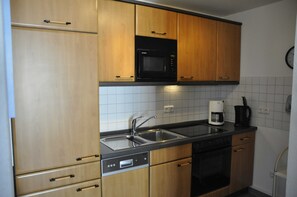 Een koelkast, een microgolfoven, een oven, een vaatwasser