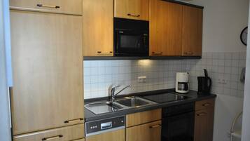 Kühlschrank, Mikrowelle, Ofen, Geschirrspüler