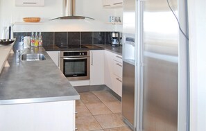Coffee/tea maker, fridge, microwave, oven - 3 bedroom awesome home in Rømø (Rømø)