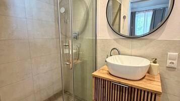 Dusche, Haartrockner, Handtücher, Seife