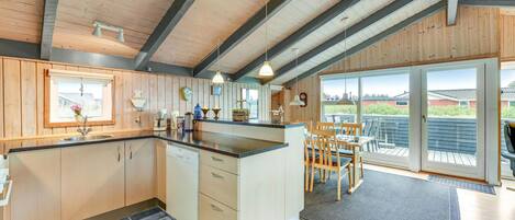 ثلاجة، موقد طهي مسطح، غسالة أطباق، ماكينة لصنع القهوة/الشاي