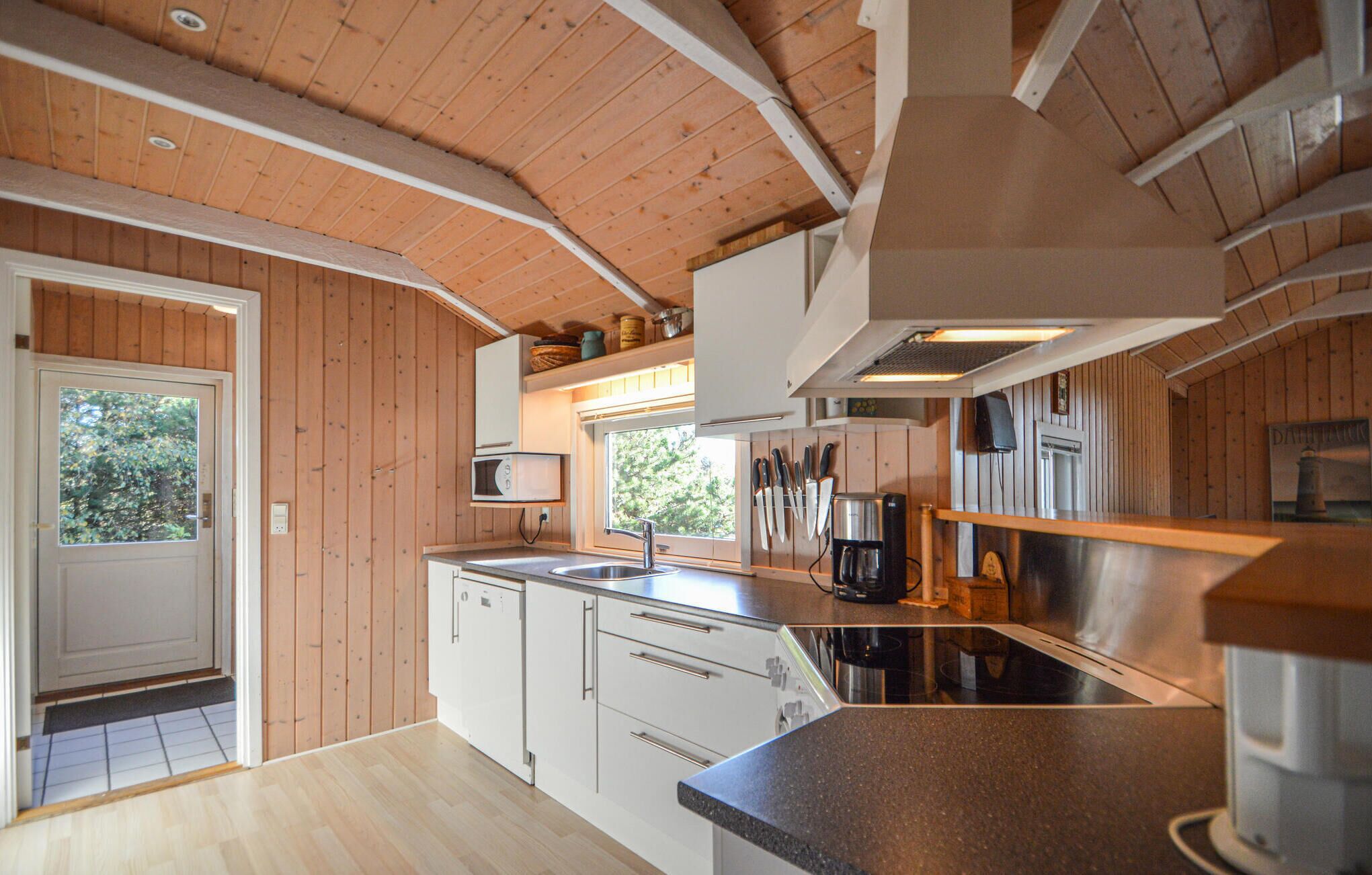 ثلاجة، موقد طهي مسطح، غسالة أطباق، ماكينة لصنع القهوة/الشاي