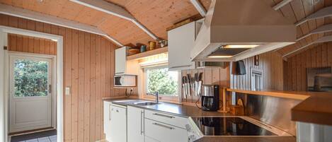 ثلاجة، موقد طهي مسطح، غسالة أطباق، ماكينة لصنع القهوة/الشاي