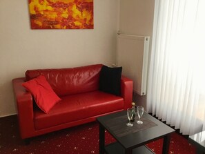 Phòng Suite tiện nghi đơn giản, quang cảnh núi | Giường gấp/giường phụ (phụ phí), truy cập Internet không dây miễn phí 