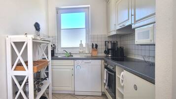 Kühlschrank, Mikrowelle, Ofen, Geschirrspüler