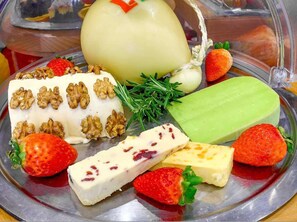 Unclassified image, 5 of 24, button - Triple Room - Hotel Burgschmiet GmbH (Nürnberg)