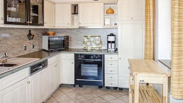 Frigorifero, piano cottura, lavastoviglie, macchina per tè/caffè