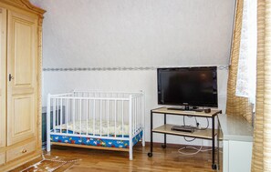 3 bedrooms, travel cot, free WiFi, bed sheets