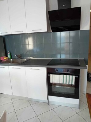 Een koelkast, een oven, een kookplaat, een vaatwasser