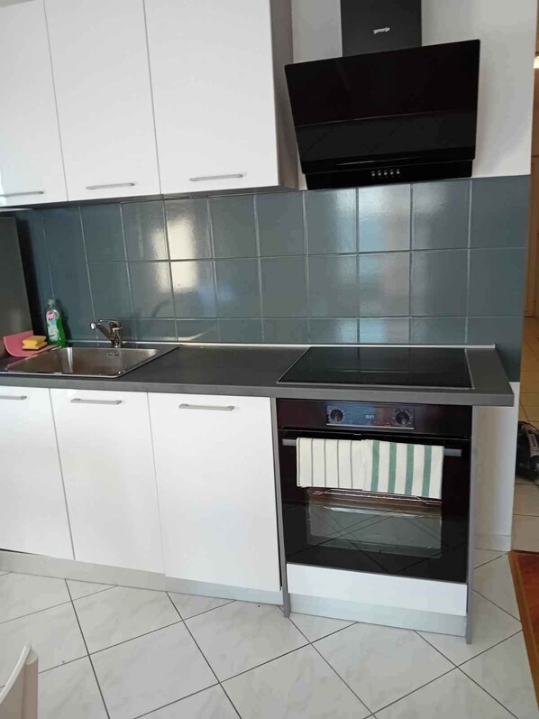 Kühlschrank, Ofen, Herdplatte, Geschirrspüler