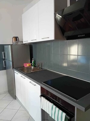 Fridge, oven, stovetop, dishwasher