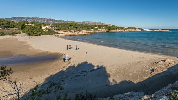 A beach with a few people walking, a clear sky, and mountains in the background. - Cozy home in Hospitalet De L´Infant (Hospitalet De L´Infant)