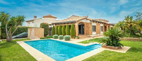 Outdoor pool, pool loungers