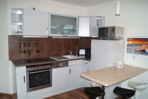 Geladeira, micro-ondas, fogão, lava-louças