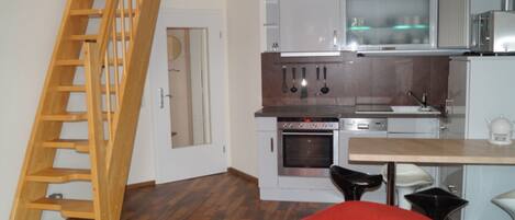 Réfrigérateur, four à micro-ondes, un four, lave-vaisselle