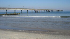 A pier extending into the water with a clear sky above. - Große Kastanie 57 - between the Baltic Sea and the city center - Ferienwohnung große Kastanie (Graal-Müritz)