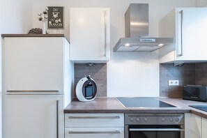 Kühlschrank, Mikrowelle, Ofen, Geschirrspüler