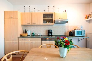 Kühlschrank, Mikrowelle, Ofen, Geschirrspüler