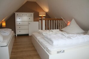 3 bedrooms, desk, iron/ironing board, travel crib - 2) Holiday apartment 3-room, upper floor, 90m² - Landhaus Alte Schule near (Alt Bukow)