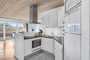 Køleskab, kogeplade, opvaskemaskine, kaffe-/temaskine