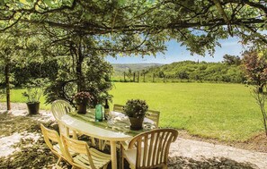 Outdoor dining - 3 bedroom gorgeous home in Fleurac (Fleurac)