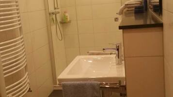Een douche, handdoeken