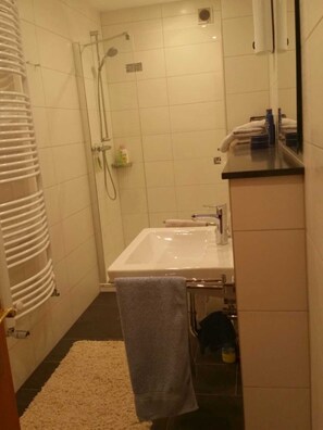 Douche, serviettes fournies