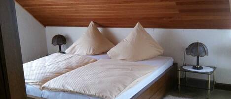 2 Schlafzimmer, Reisekinderbett, WLAN, Bettwäsche