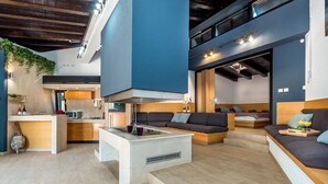 Um interior moderno com cozinha, área de estar e uma cama.