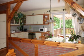 Jääkaappi, mikroaaltouuni, uuni, syöttötuoli