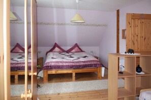 1 bedroom, travel crib, bed sheets