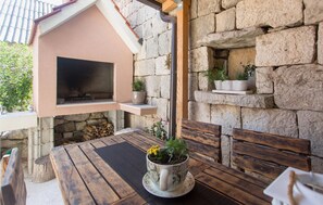 Outdoor dining - 2 bedroom gorgeous home in Gata (Gata)